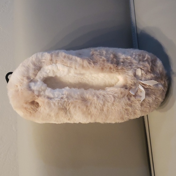 Soft Fuzzy lined light beige Babba Slippers Ladies shoe size 7-9 1/2 NWT - Picture 2 of 4